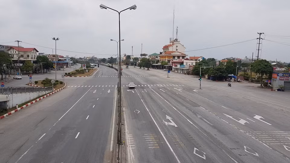 Quốc lộ 5 qua ngã tư 559, TP Hải Dương vắng vẻ do bị hạn chế phương tiện lưu thông để phòng dịch.