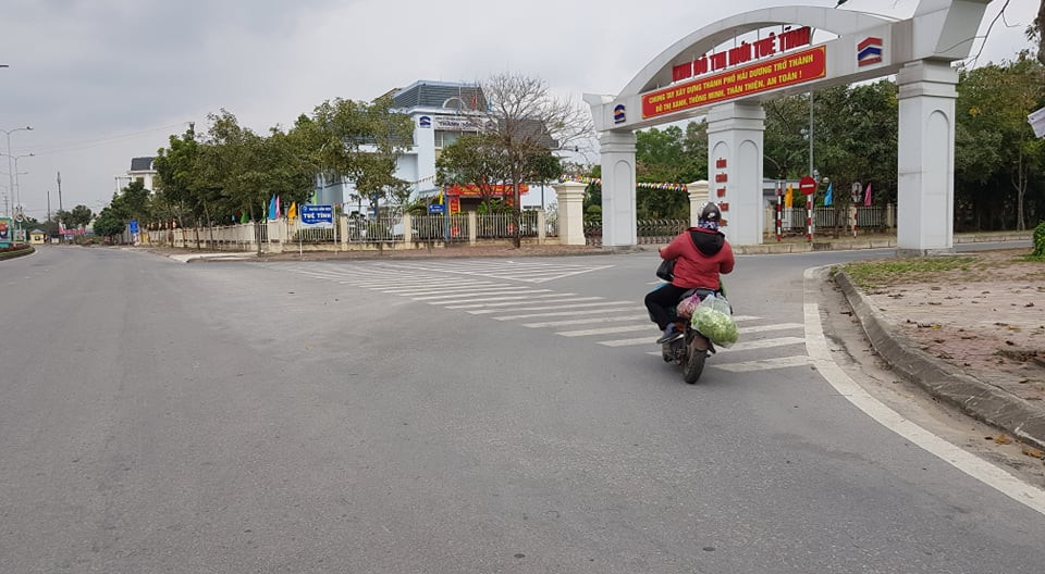 Thi thoảng mới có người dân đi lại để mua thực phẩm.