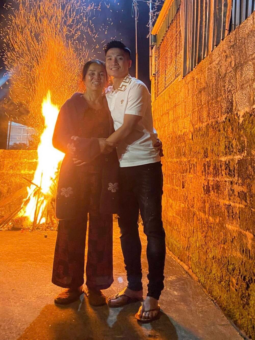 Dan cau thu Viet khoe anh don Tet am ap ben gia dinh trong ngay dau nam moi-Hinh-6