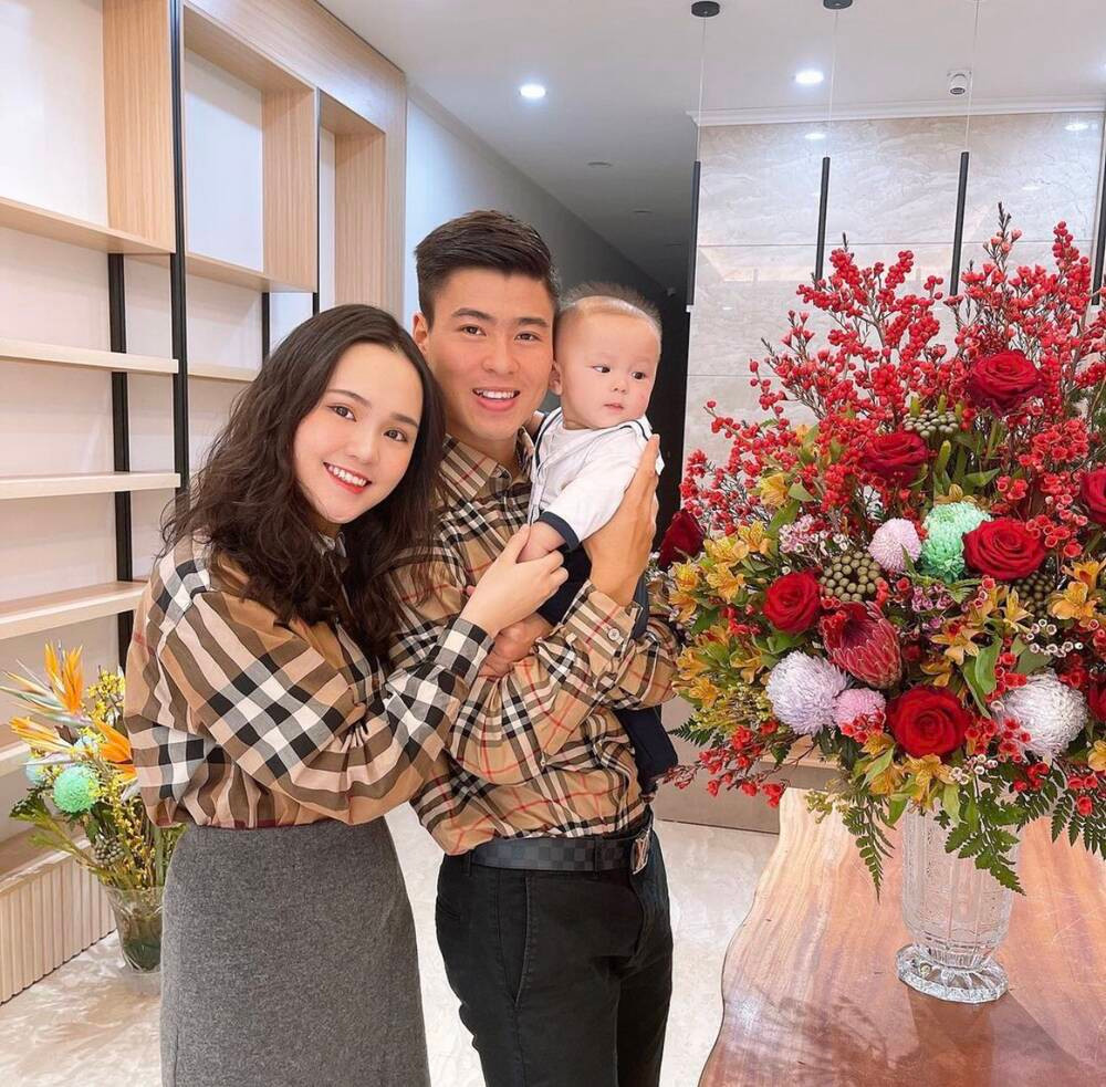 Dan cau thu Viet khoe anh don Tet am ap ben gia dinh trong ngay dau nam moi-Hinh-2