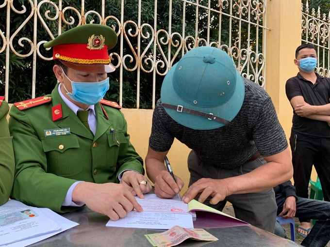 Hai Duong: Doi tinh nhan “hon nhau” cung hang loat nguoi ra duong bi xu phat-Hinh-2