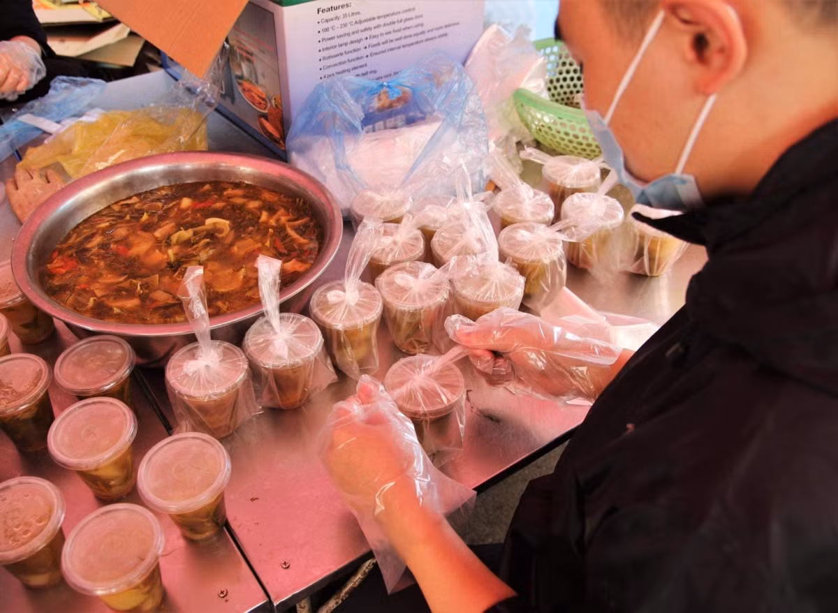 Can bep “khong ngu” o tam dich COVID-19 Hai Duong-Hinh-2