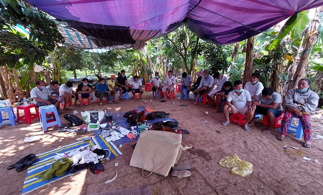  Phá sới bạc, bắt quả tang 20 đối tượng " say sưa" sát phạt nhau. Ngày 7/2, Công an huyện Lấp Vò (tỉnh Đồng Tháp) cho biết vừa triệt xóa tụ điểm đánh bạc, bắt quả tang 20 đối tượng tham gia tại khu đất trống thuộc xã Mỹ An Hưng A. Tại hiện trường, cơ quan Công an đã tạm giữ 120 triệu đồng cùng nhiều tang vật có liên quan.