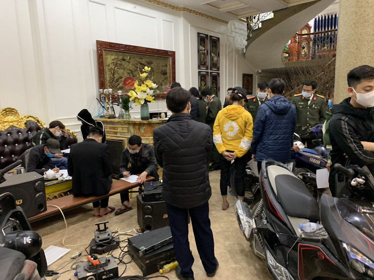  Quán karaoke hoạt động chui bất chấp lệnh cấm. Ngày 7/2, Công an huyện Việt Yên (Bắc Giang) cho biết đang xử lý cơ sở kinh doanh karaoke không chấp hành biện pháp phòng, chống dịch COVID-19. 22h30 ngày 5/2, lực lượng công an phát hiện, cơ sở kinh doanh dịch vụ karaoke Ánh Lệ 2 (Tổ dân phố My Điền 2, thị trấn Nếnh, huyện Việt Yên) đang kinh doanh tại 4 phòng với 21 khách sử dụng dịch vụ. Cơ quan công an đã lập biên bản xử phạt hành chính. 