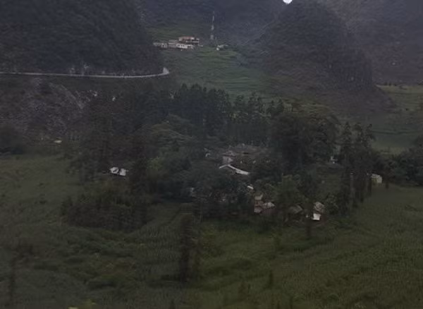 Vua Mèo Vương Chính Đức là một vị thủ lĩnh của người dân tộc Mông ở vùng Đồng Văn, Hà Giang. Dinh thự vua Mèo được xây dựng trên một khu đất đẹp, với diện tích 1.120m2 tại thung lũng Sà Phìn, huyện Đồng Văn.