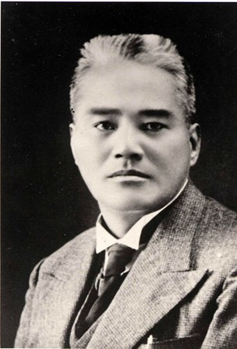 Nguyễn Văn Vĩnh (1882 – 1936) là nhà tân học, nhà báo, nhà văn, nhà phiên dịch, nhà chính trị Việt Nam đầu thế kỷ 20. Với chủ trương viết báo bằng tiếng Việt để người VN đầu thế kỷ 20 quen với chữ quốc ngữ, ông đã làm chủ bút nhiều tờ báo khác nhau và để lại nhiều bài luận thuyết và ký sự xuất sắc. Ngày nay, Nguyễn Văn Vĩnh được đánh giá là một học giả, nhà văn hoá lớn, có công hoàn thiện và phổ cập chữ quốc ngữ, đồng thời góp phần khai sinh văn học dịch và báo chí VN.