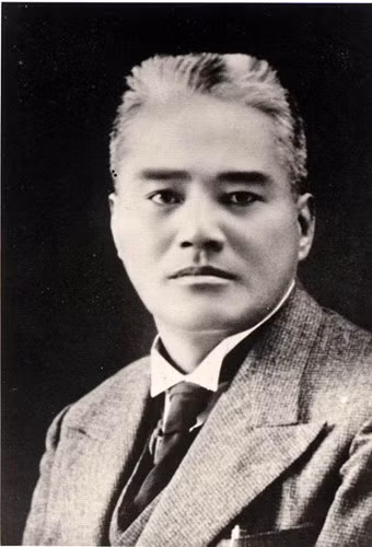 Nguyễn Văn Vĩnh (1882 – 1936) là nhà tân học, nhà báo, nhà văn, nhà phiên dịch, nhà chính trị Việt Nam đầu thế kỷ 20. Với chủ trương viết báo bằng tiếng Việt để người VN đầu thế kỷ 20 quen với chữ quốc ngữ, ông đã làm chủ bút nhiều tờ báo khác nhau và để lại nhiều bài luận thuyết và ký sự xuất sắc. Ngày nay, Nguyễn Văn Vĩnh được đánh giá là một học giả, nhà văn hoá lớn, có công hoàn thiện và phổ cập chữ quốc ngữ, đồng thời góp phần khai sinh văn học dịch và báo chí VN.