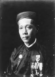 Nhân dịp kỷ niệm 91 năm Ngày báo chí cách mạng Việt Nam (21/6/1925 - 21/6/2016), Kiến Thức xin giới thiệu tới độc giả 9 nhà báo nổi tiếng trong lịch sử Việt Nam. Nhà bác học Trương Vĩnh Ký (1837 - 1898), tên thường gọi là Pétrus Ký, được coi là “ông tổ nghề báo Việt Nam”. Vào ngày 15/4/1865, ông đã sáng lập ra tờ Gia Định báo, tờ báo quốc ngữ đầu tiên trong lịch sử báo chí Việt Nam và làm chủ bút của tờ báo này. Ông cũng là cây bút chủ chốt của rất nhiều báo khác ra đời sau đó. Thiết tha với nền văn học quốc ngữ, Trương Vĩnh Ký cũng được coi là người đặt nền móng cho báo chí quốc ngữ Việt Nam.