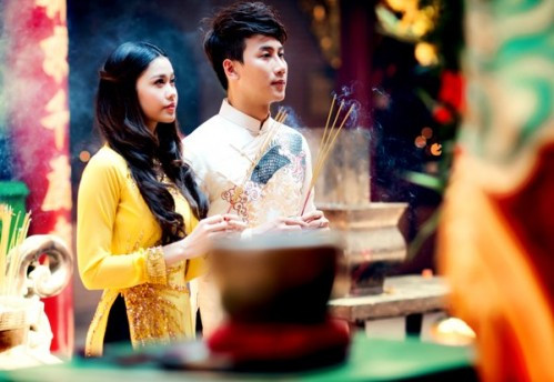 3. Đi chùa lễ Phật thì trang phục phải đứng đắn, gọn gàng, tác phong trang nghiêm, cử chỉ đoan chính. Kị nhất là mặc trang phục hở hang, lòe loẹt, nói cười không đúng mực.