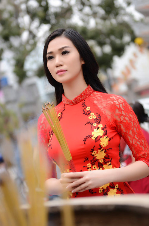 7. Lễ Phật không đơn thuần chỉ là đến dâng lễ đầy, lộc hậu rồi cầu xin, như thế không chân tâm thì không bao giờ được độ trì. Có lòng thì sau khi dâng hương bái Phật nên đi vãn cảnh chùa cho lòng thanh tịnh, gạt bỏ phiền muộn và gặp các tăng ni để học hỏi Phật pháp. Đây mới đích thực là lễ chùa trọn vẹn. Kị nhất là mâm cao cỗ đầy, cầu cúng rình rang nhưng những lý thuyết cơ bản nhất của Phật thì không nắm được, lòng không thanh tịnh, vẫn màng thế sự bên ngoài. (Ảnh trong bài chỉ mang tính minh họa. Nguồn: Internet).