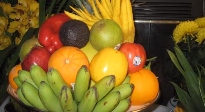 6. Cúng lễ ban Phật chỉ dâng hoa quả, đồ chay, hoa phải chọn loại có hương thơm và màu sắc thanh thuần, tránh các loại rực rỡ và có mùi nồng đậm.