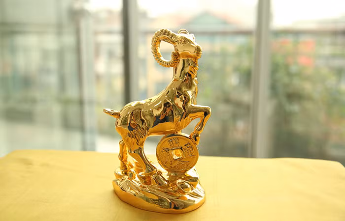 Tượng dê vốn là quà tặng, đồ trang trí phong thủy đắt khách từ trước Tết, nay càng thêm phần được ưa "chuộng". Giá mỗi bức tượng được bán trên thị trường dao động từ 3- trên 5 triệu đồng.