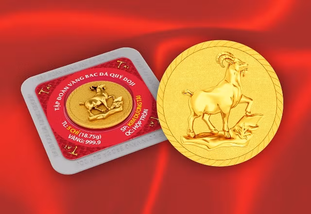 Với quan niệm truyền thống, việc mua vàng vào ngày vía thần tài Mùng 10 tháng giêng Âm lịch (tức ngày 28/2/2015) sẽ mang lại tài lộc, làm ăn phát đạt, vì thế, nhiều người sẵn sàng chi tiền để mua những mặt hàng "độc", lạ mắt. Nắm bắt tâm lý tiêu dùng, nhiều cửa hàng, hãng kinh doanh vàng bạc, đá quý đồng loạt bung hàng độc đáo. Trong hình là đồng vàng Kim Dương in hình dê - linh vật năm Ất Mùi, khá được ưa chuộng.