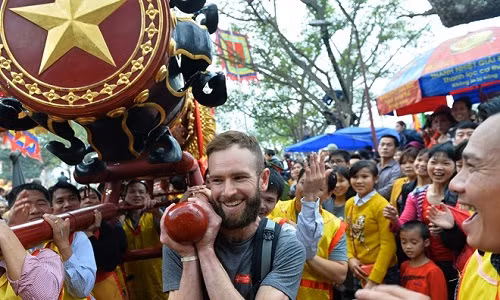 Đặc biệt, năm nay có một sự đặc cách dành cho du khách, được rước tượng trưng quả pháo rồng khổng lồ của làng. Người có vinh dự này là anh Daniel Toohey (31 tuổi, người Australia).