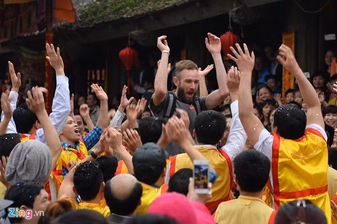 Daniel cùng bạn bè đến Việt Nam du lịch đúng dịp Tết nguyên đán, sau đó đã tìm đến lễ hội tại làng Đồng Kỵ. Ban đầu anh nghĩ người dân sẽ rước quả pháo khổng lồ thật nhưng sau đó mới biết thì ra là pháo tượng trưng.