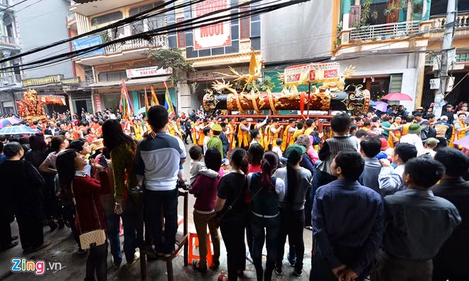 Hàng nghìn người dân đổ ra kín hai bên đường làng để theo dõi.