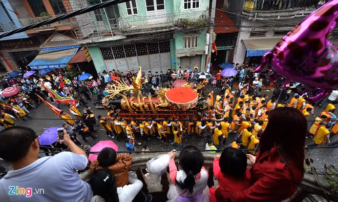 Những ban công bên đường thành nơi lý tưởng để ngắm pháo.