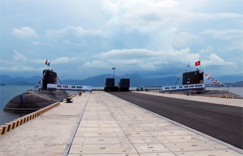 Chiem nguong tau ngam Viet Nam ngay dau xuan-Hinh-2