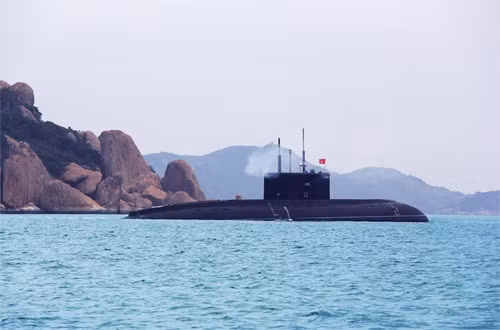 Tàu ngầm 182 Hà Nội rời cảng ra khơi huấn luyện để từng ngày khẳng định bước làm chủ của cán bộ, thủy thủ tàu ngầm thuộc Lữ đoàn 189.