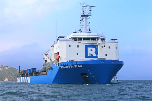 Chiếc tàu vận tải Rolldock Star (Hà Lan) đã chở 2 chiếc tàu ngầm là Tàu 183 TP Hồ Chí Minh và Tàu 184 Hải Phòng về Việt Nam an toàn.