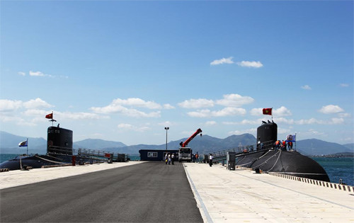 Tàu ngầm 184 Hải Phòng (bên phải) sánh đôi cùng Tàu ngầm 182 Hà Nội tại Quân cảng Cam Ranh.