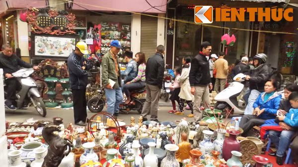 Các mặt hàng được bán tại đây có hoa, cây cảnh, gốm sứ và đồ thủ công mỹ nghệ, đồ cổ.… giá của các món đồ khá dễ chịu, từ 10.000 - trên 200.000 đồng/món. Khu chợ không chỉ đơn thuần kinh doanh, buôn bán mà còn là nơi giao lưu, chia sẻ thú vui của không ít người sưu tầm đồ cổ.