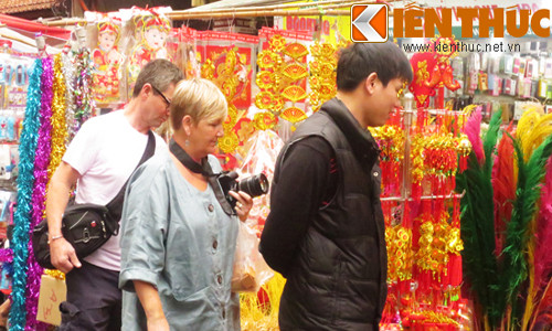 Nhiều người tranh thủ ghi lại những hình ảnh kỷ niệm khi đi dạo tại chợ hoa hàng Lược.