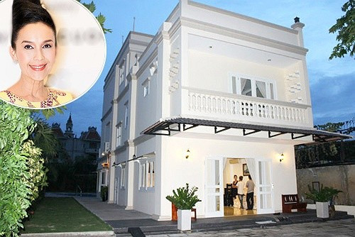 Nằm trong khu Thảo Điền (TP HCM), căn biệt thự rộng hơn 1.000 m2 của vợ chồng diễn viên Diễm My nổi bật nhờ màu trắng tinh tế và thiết kế sang trọng. Thảm cỏ xanh mướt mắt bao quanh nhà tạo cảm giác bình yên, trong lành.