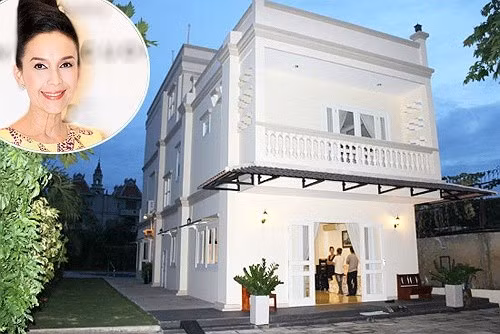 Nằm trong khu Thảo Điền (TP HCM), căn biệt thự rộng hơn 1.000 m2 của vợ chồng diễn viên Diễm My nổi bật nhờ màu trắng tinh tế và thiết kế sang trọng. Thảm cỏ xanh mướt mắt bao quanh nhà tạo cảm giác bình yên, trong lành.