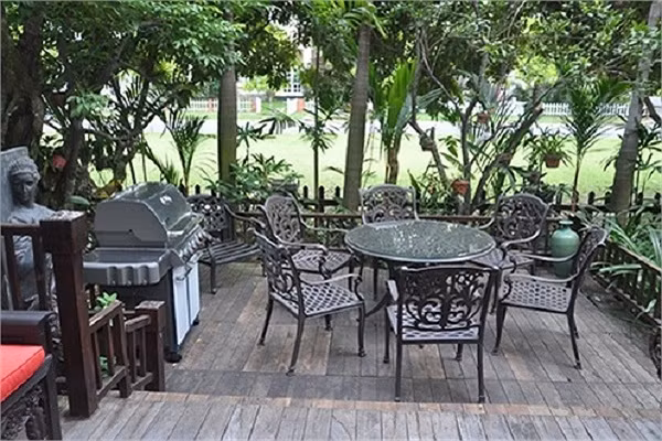 Trong hình là không gian dành cho bữa tiệc ngoài trời, với khu đồ nướng BBQ và bàn ăn, nơi gia đình Hà Kiều Anh quây quần vui vẻ bên nhau.