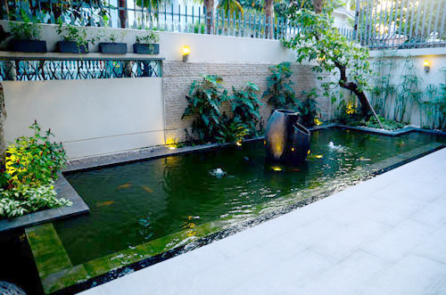 Phần trước của căn biệt thự là tiểu cảnh cây xanh và hồ nước nhỏ được nữ diễn viên sử dụng làm nơi tổ chức tiệc rượu, thư giãn cùng gia đình và bè bạn.