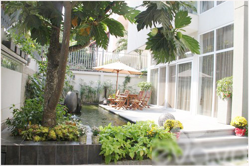 Là một trong những nữ diễn viên được yêu thích với nhiều vai diễn ấn tượng, Trương Ngọc Ánh còn khiến mọi người thầm ngưỡng mộ vì cô sở hữu căn biệt thự triệu đô, rộng 500m2 nằm tại khu biệt thự cao cấp Thảo Điền (TP HCM).