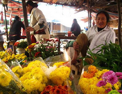 Nhưng ở các vùng quê, chợ hoa thường giản dị, mộc mạc với các loại cúc, hồng, huệ, cành đào nhỏ nhắn... giá cả vừa phải, hợp với túi tiền của bà con nông dân quanh năm lam lũ.