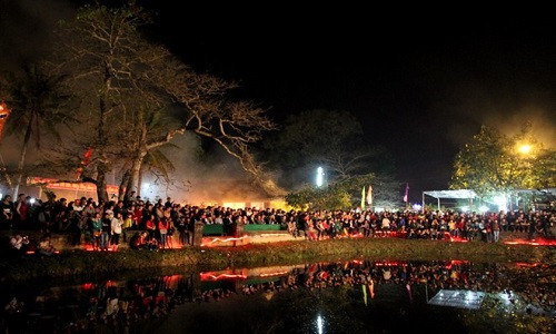 Một gốc đình làng, nơi người dân tụ tập để xem "thần" Kim Quy nổi lên mặt nước như để chứng giám cho những lời nguyện cầu tốt đẹp.