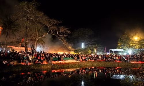 Một gốc đình làng, nơi người dân tụ tập để xem "thần" Kim Quy nổi lên mặt nước như để chứng giám cho những lời nguyện cầu tốt đẹp.