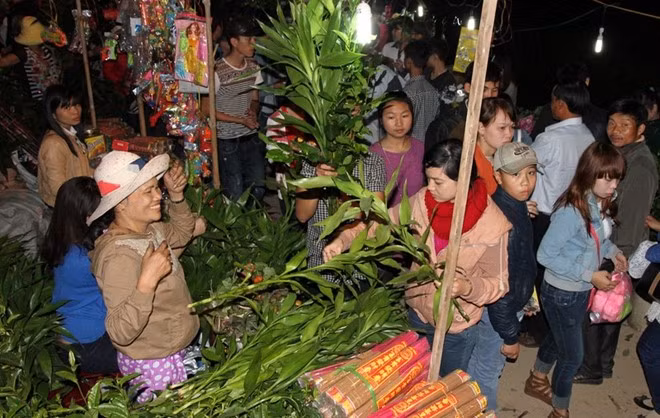 Người dân đến chợ đình Bích La, ai cũng mua "lộc", là những sản vật như lá chè, cau trầu, rau.