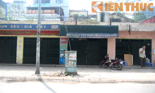 Hàng quán chưa hoạt động khá đa dạng, từ quán ăn, hàng quần áo, mỹ phẩm đến sửa chữa đồ gia dụng, cơ khí...