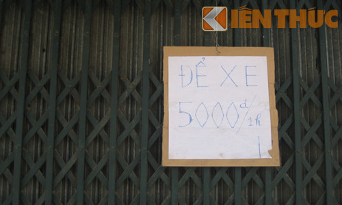 Một cửa hàng cafe vẫn đóng cửa, phần vỉa hè được tận dụng để làm nơi gửi xe.