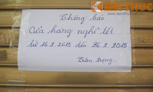 Một tấm biển viết tay thông báo lịch nghỉ Tết của cửa hàng.