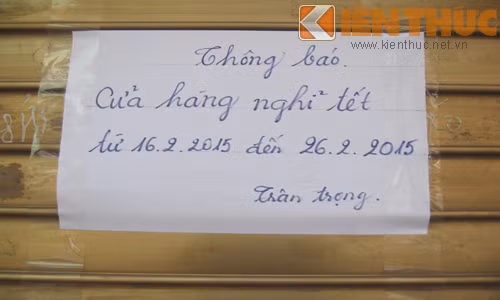 Một tấm biển viết tay thông báo lịch nghỉ Tết của cửa hàng.