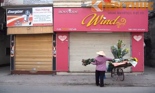 Hàng quán chưa mở, vỉa hè thông thoáng nhanh chóng trở thành điểm "tập kết" của các gánh hàng rong.