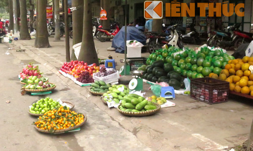 Mung 6 Tet, cho, sieu thi Ha Noi vang hoe-Hinh-2