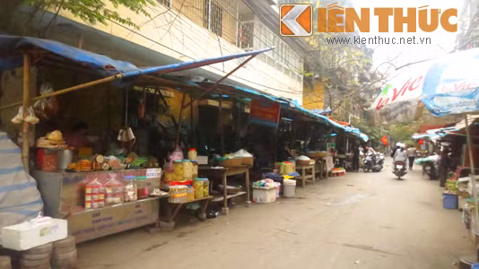 Mung 6 Tet, cho, sieu thi Ha Noi vang hoe