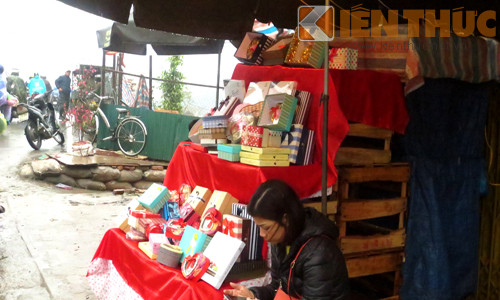 Những hộp quà đẹp mắt vẫn đang "dài cổ" chờ khách hàng đến "rinh".