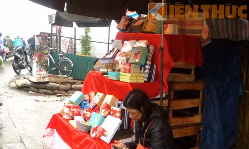 Những hộp quà đẹp mắt vẫn đang "dài cổ" chờ khách hàng đến "rinh".