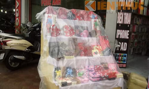 Để tránh mưa gió, không ít những kệ chocolate Valentine đẹp mắt phải bịt bọc, phủ nilon kín mít. Cùng tình trạng ít khách, chủ gian hàng chocolate trên đường Xuân Thủy (Cầu Giấy) cho biết: "Hôm nay lạnh, chẳng có khách đến mua, cộng thêm Valentine lại vào dịp sinh viên nghỉ về quê ăn Tết nên ế ẩm".