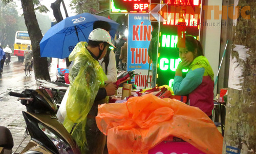 Bên cạnh đó, một số cửa hàng may mắn vẫn có khách đến xem và chọn mua quà tặng. Không ít khách hàng nam giới đội mưa đi mua quà cho bạn gái trong ngày Valentine.