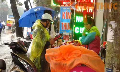 Bên cạnh đó, một số cửa hàng may mắn vẫn có khách đến xem và chọn mua quà tặng. Không ít khách hàng nam giới đội mưa đi mua quà cho bạn gái trong ngày Valentine.