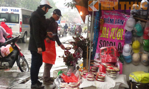 Mặc dù các món quà được gói, bọc cầu kỳ bắt mắt song vẫn chưa đủ sức hút với người mua. Anh Minh (chủ hàng Chocolate tại Xuân Thủy) cho biết: "So với cùng thời điểm thì năm nay hàng bán chậm hơn. Thường thì từ sáng 14/2, khách đã đi mua rất đông nhưng năm nay thì ngược lại".