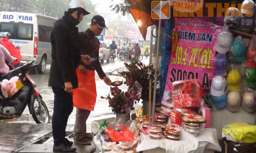 Mặc dù các món quà được gói, bọc cầu kỳ bắt mắt song vẫn chưa đủ sức hút với người mua. Anh Minh (chủ hàng Chocolate tại Xuân Thủy) cho biết: "So với cùng thời điểm thì năm nay hàng bán chậm hơn. Thường thì từ sáng 14/2, khách đã đi mua rất đông nhưng năm nay thì ngược lại".